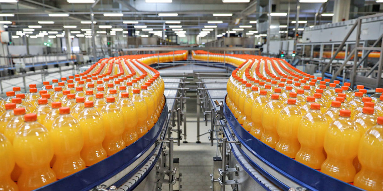 Abgefüllte Limonade Flaschen auf einem Produktionsband