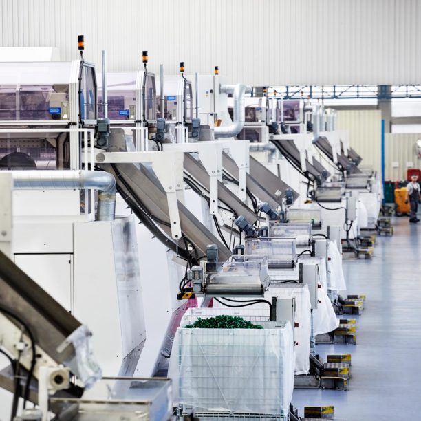 Maschinen zur Kunststoffverarbeitung bei der MEG in Roßbach