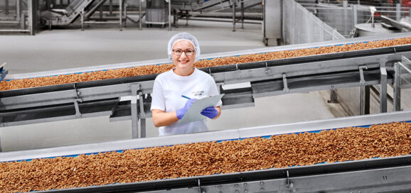 Frau an Produktionslinie