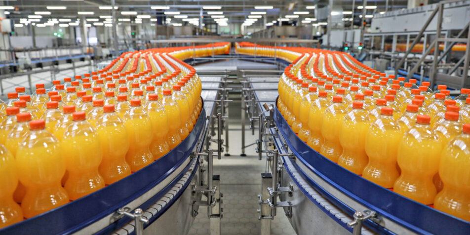 Abgefüllte Limonade Flaschen auf einem Produktionsband