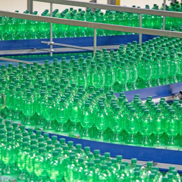 Zahlreiche abgefüllte Flaschen auf langen Produktionsbändern