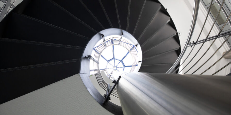 Blick nach oben zu spiralförmigen Treppenhaus-Stufen