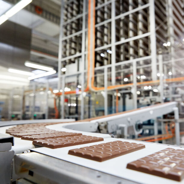 Schokolade auf einem Förderband in der Produktions-Anlage der Solent