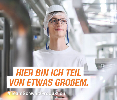 Azubi mit Brille, Haarnetz und Sicherheitshelm