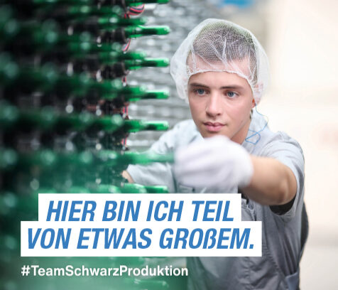 Azubi mit Haarnetz und Handschuhen,der Preforms überprüft