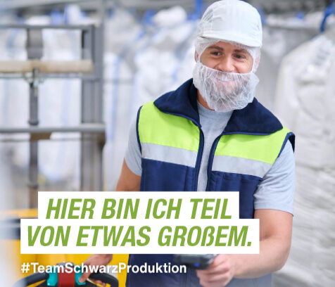 Azubi mit Helm und Bartnetz