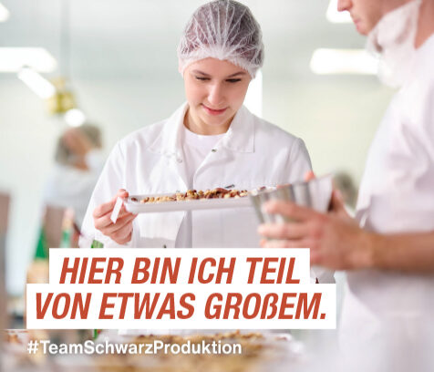Azubi mit einem Teller Nüssen in den Händen