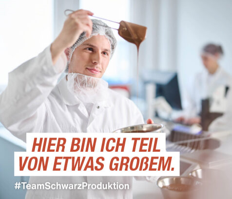 Azubi mit einem Löffel voll flüssiger Schokolade
