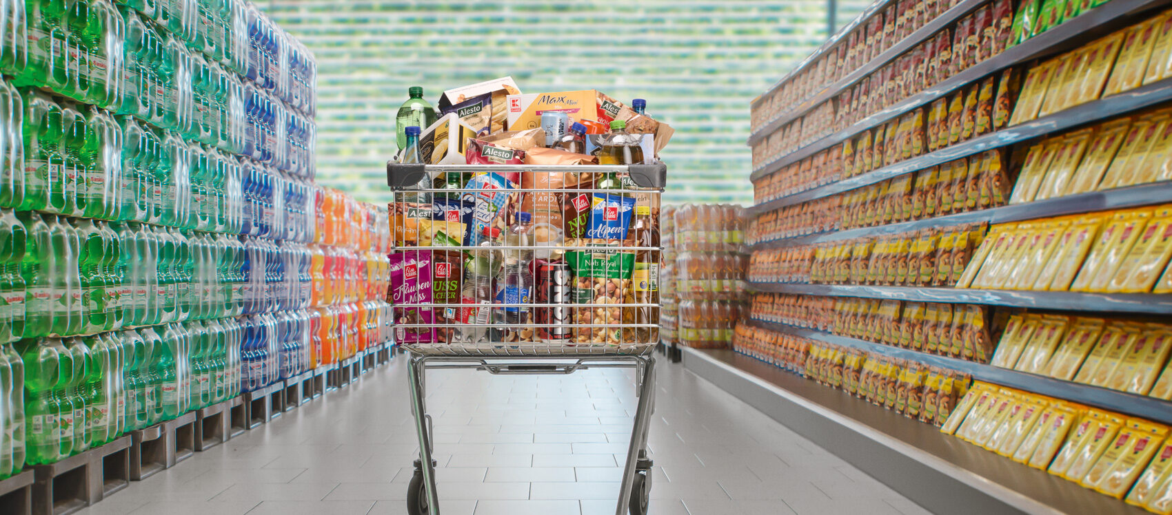 Einkaufwagen mit Produkten der Schwarz Produktion